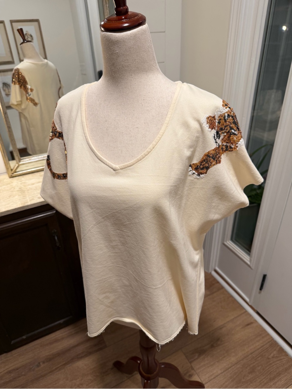 Sequined Tiger Short Sleeve V-Neck Top in Cream